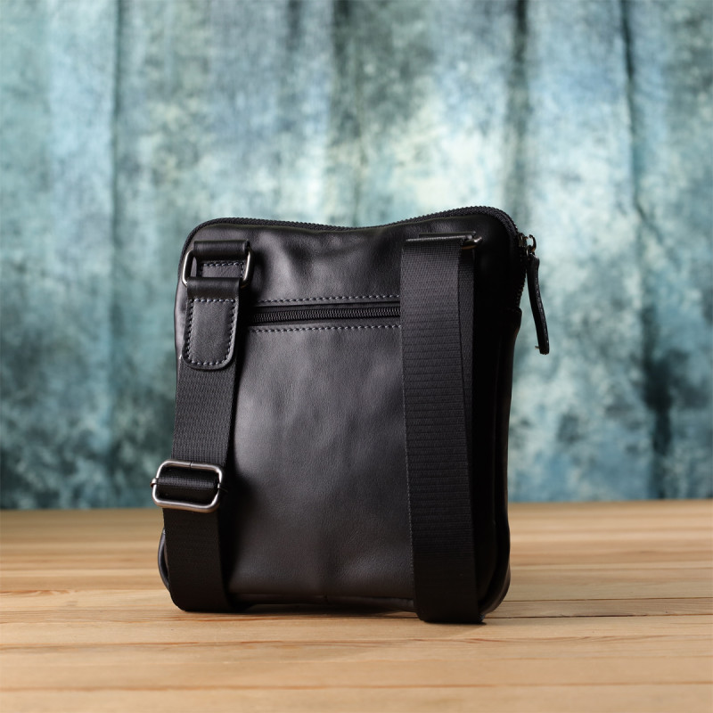 Стильна та практична чоловіча сумка на плече з натуральної гладкої шкіри Shvigel Чорний