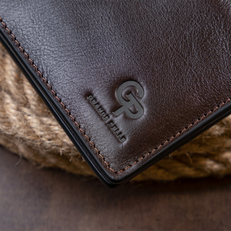 Якісне портмоне в гладкій шкірі на магнітах GRANDE PELLE Коричневе