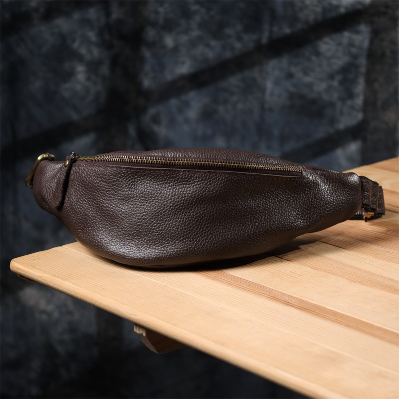 Стильна сумка бананка із зернистої натуральної шкіри Shvigel Коричневий