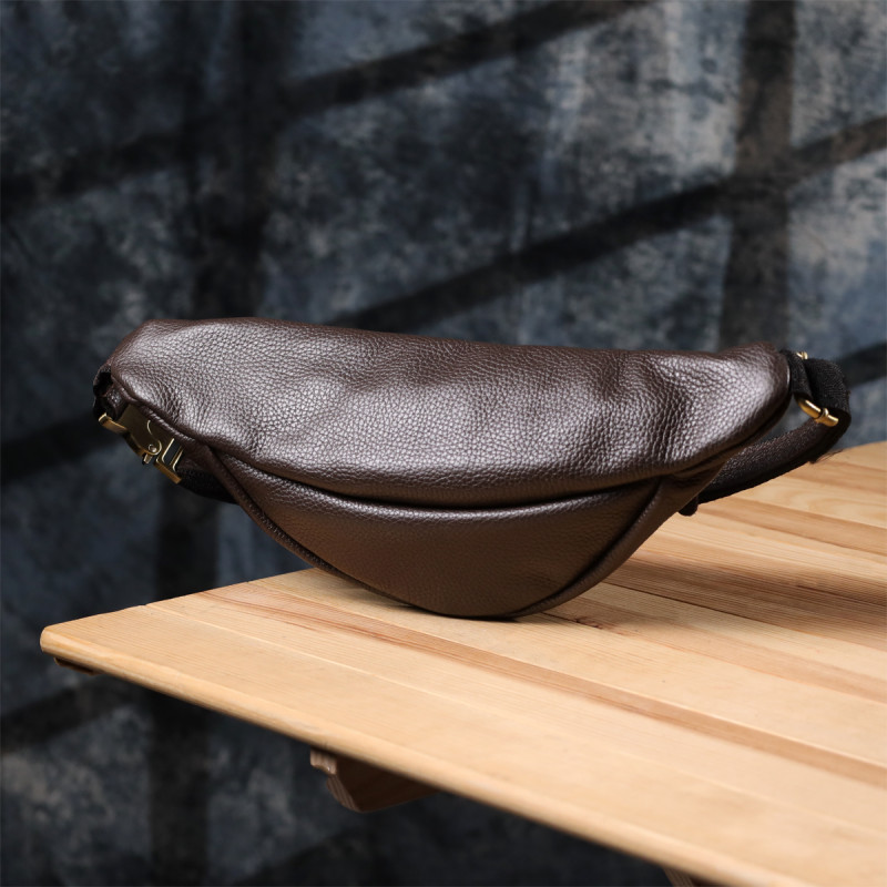 Стильна сумка бананка із зернистої натуральної шкіри Shvigel Коричневий