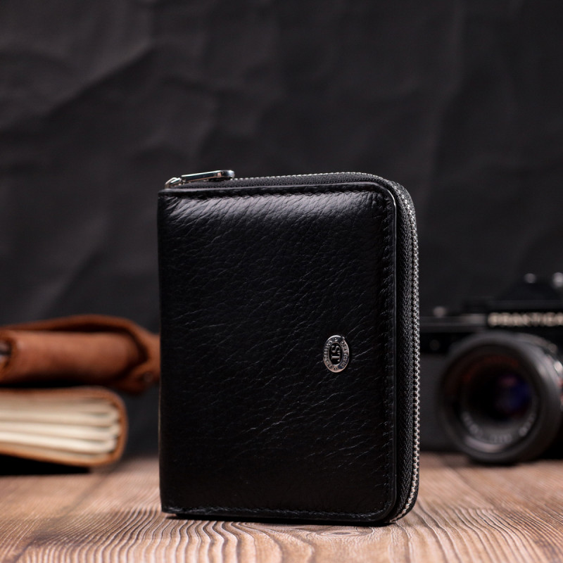 Женский кожаный кошелек на молнии с металлическим логотипом производителя ST Leather Черный