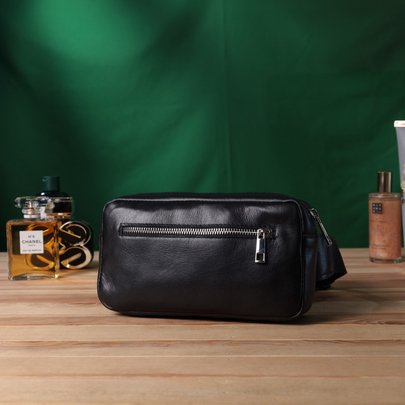 Прямокутна сумка-бананка для чоловіків із натуральної глянсової шкіри Shvigel Чорна