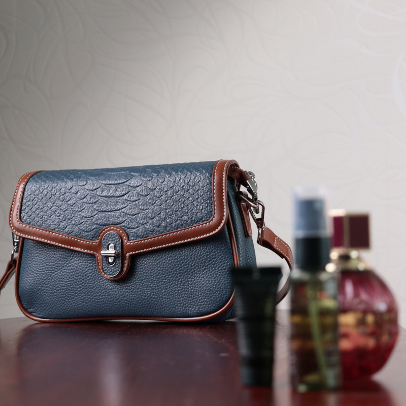 Сумка женская с фактурным клапаном из натуральной кожи Vintage Синяя