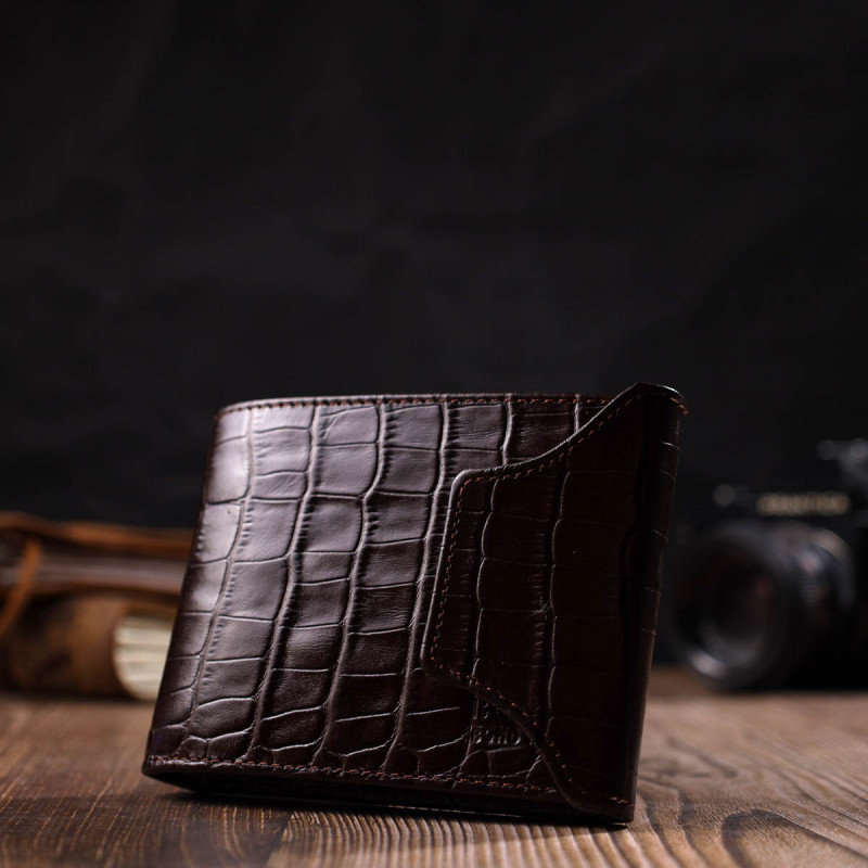 Фактурный мужской бумажник из натуральной кожи с тиснением под крокодила с интересной застежкой BOND Коричневый