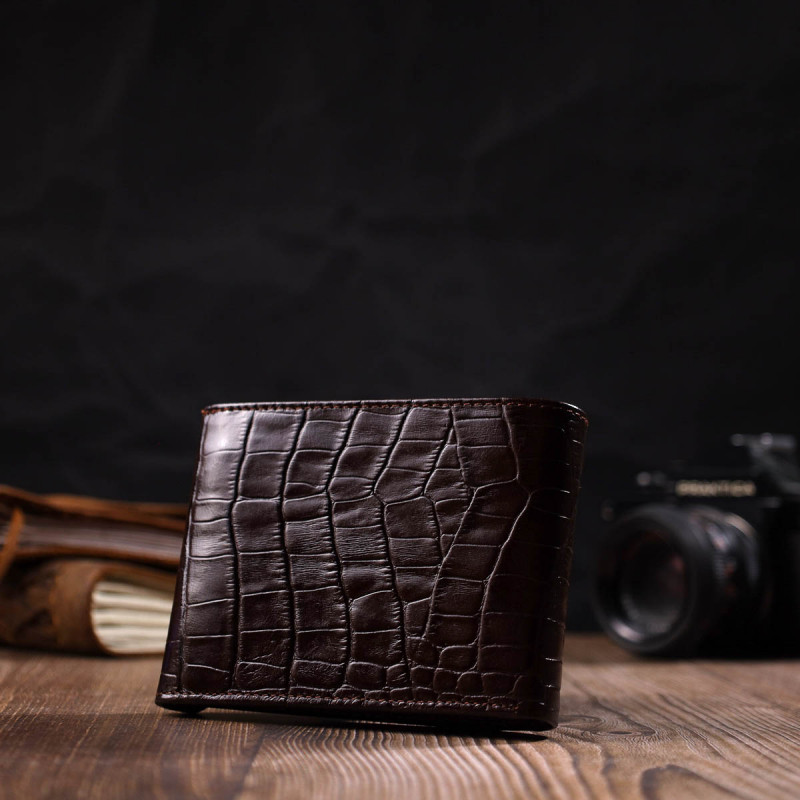 Фактурный мужской бумажник из натуральной кожи с тиснением под крокодила с интересной застежкой BOND Коричневый
