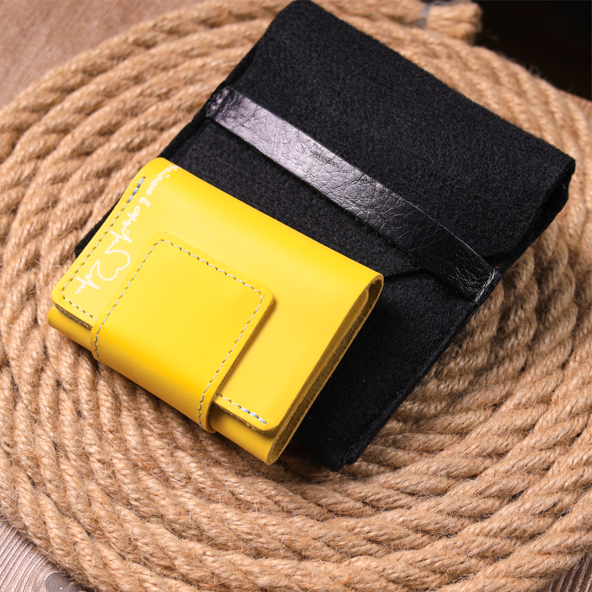 Компактное кожаное портмоне в три сложения комби двух цветов Сердце GRANDE PELLE Желто-голубое