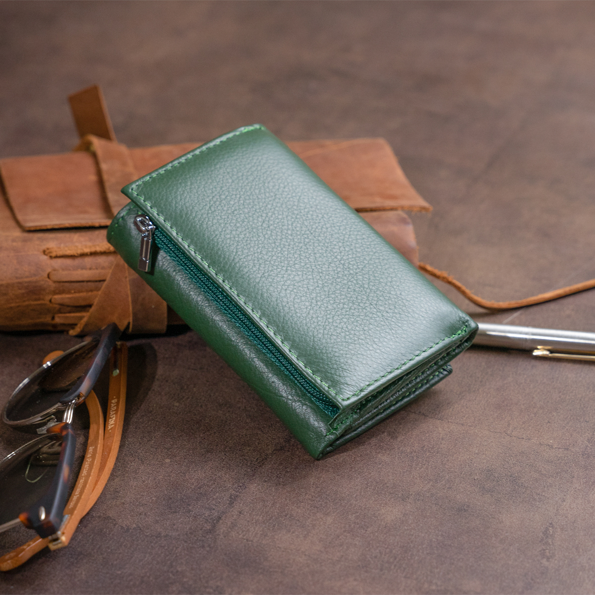 Горизонтальне портмоне зі шкіри унісекс на магніті ST Leather Зелене