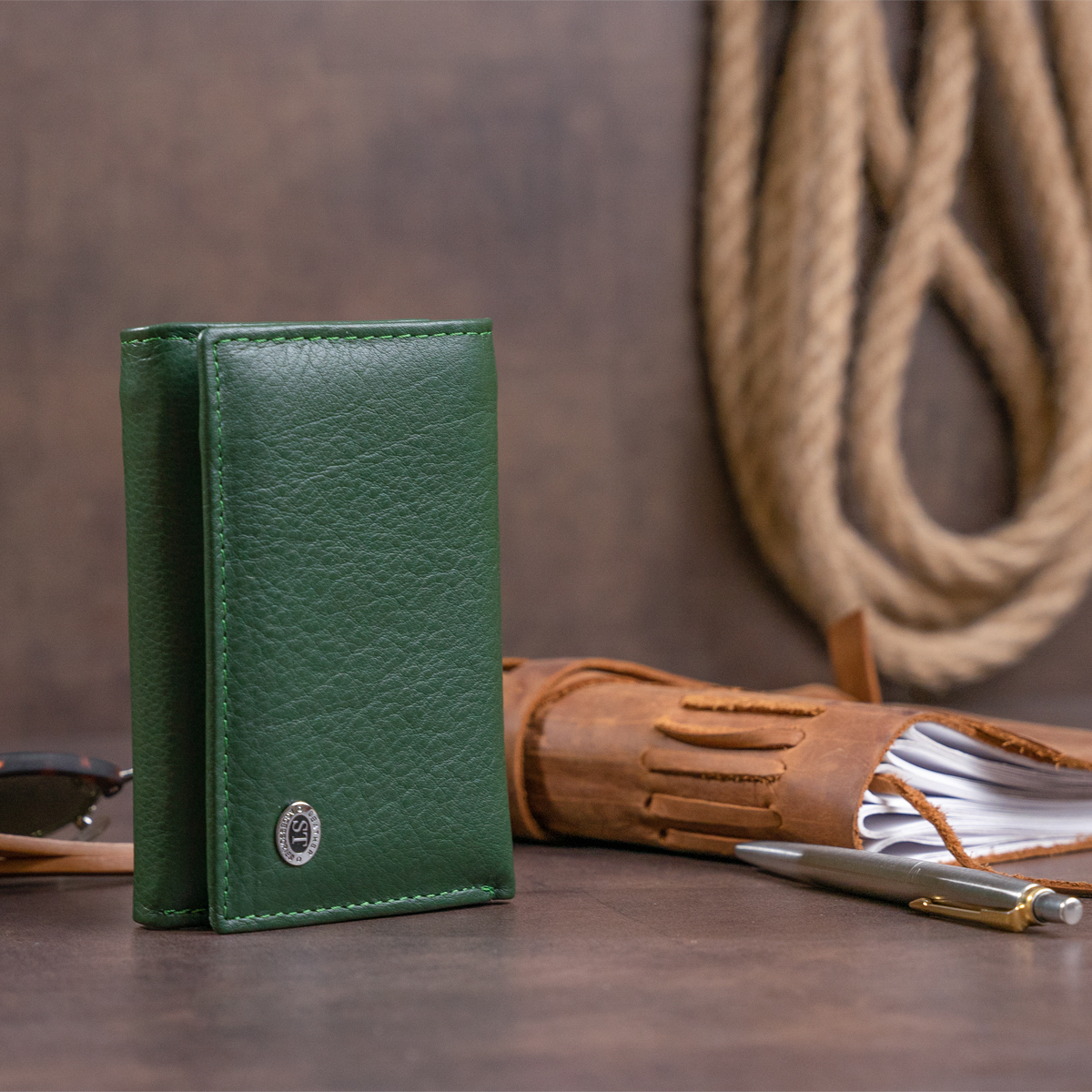 Горизонтальне портмоне зі шкіри унісекс на магніті ST Leather Зелене