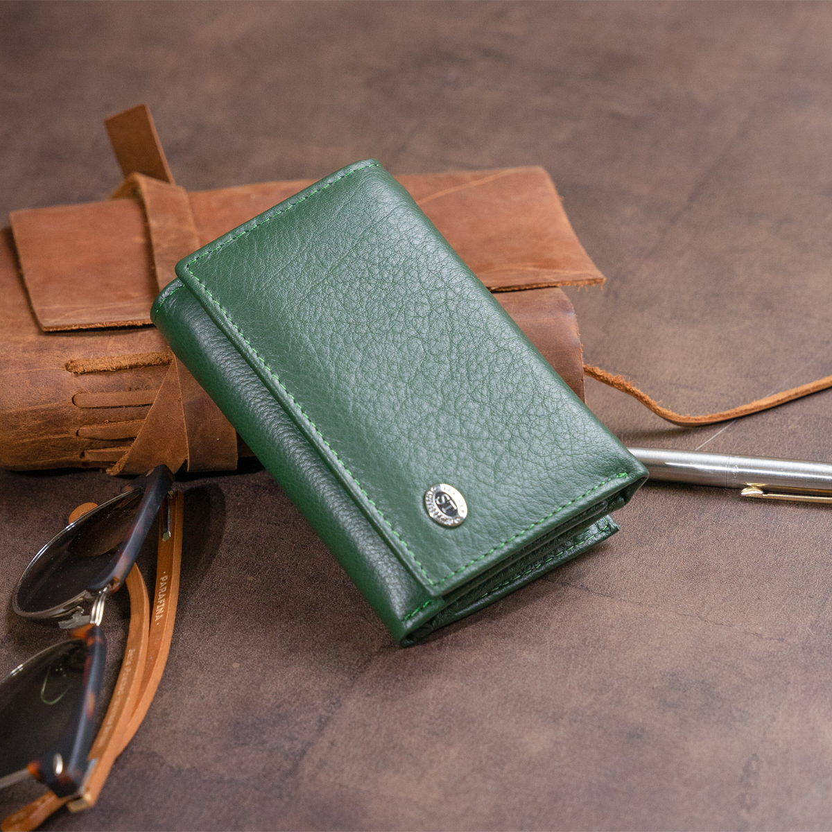 Горизонтальне портмоне зі шкіри унісекс на магніті ST Leather Зелене