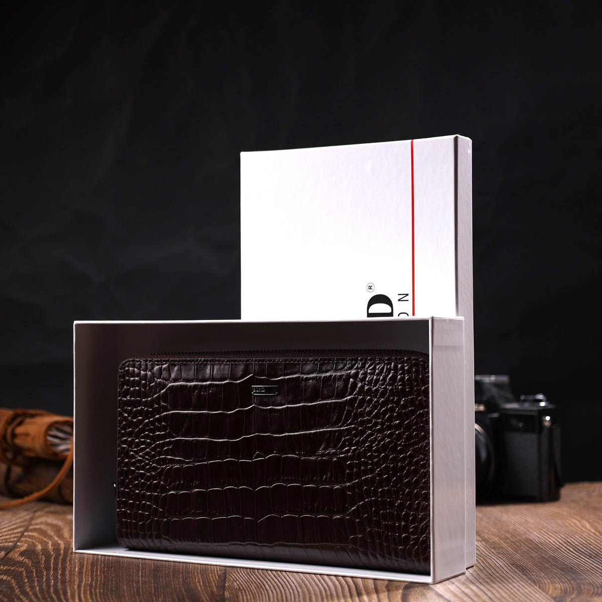 Великий чоловічий клатч з одним відділенням з натуральної шкіри з тисненням під крокодила BOND Коричневий