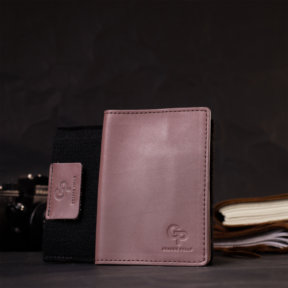 Красивая кожаная обложка на паспорт GRANDE PELLE Пудровый