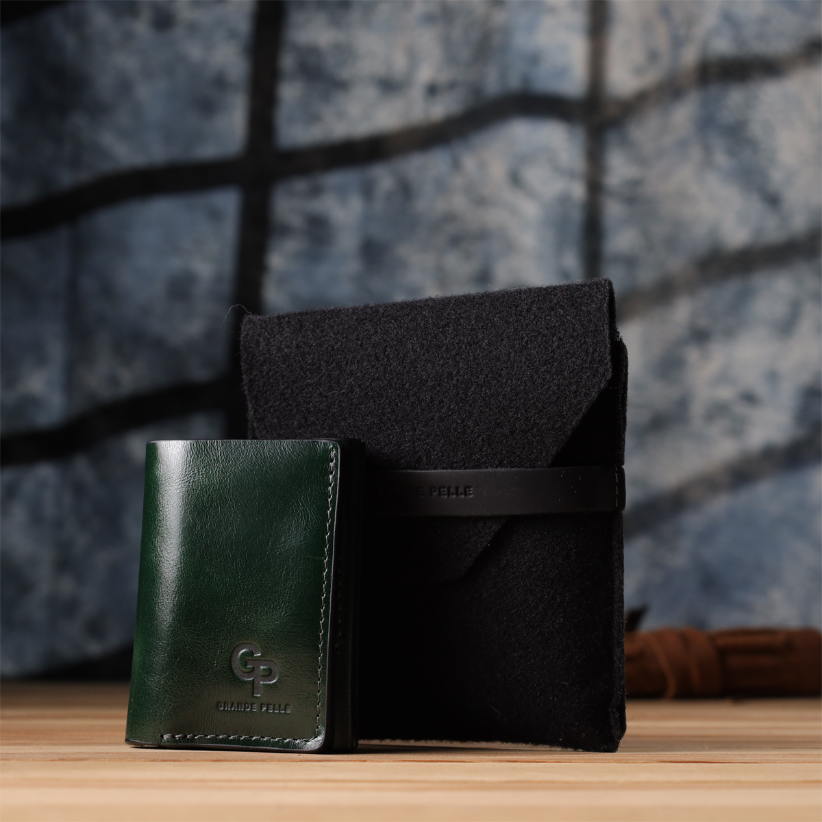 Відмінний гаманець у три складання з натуральної гладкої шкіри GRANDE PELLE Зелений