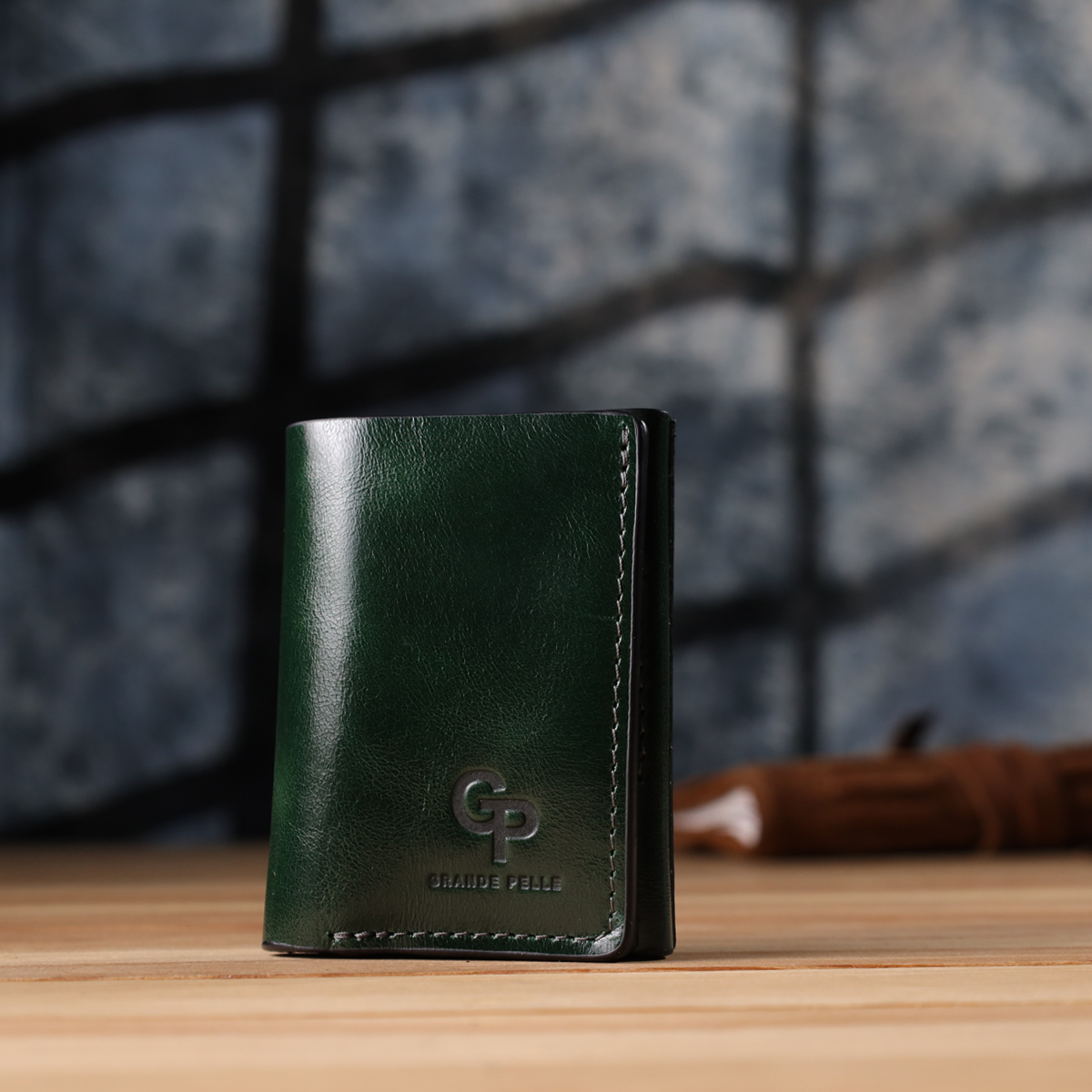 Відмінний гаманець у три складання з натуральної гладкої шкіри GRANDE PELLE Зелений