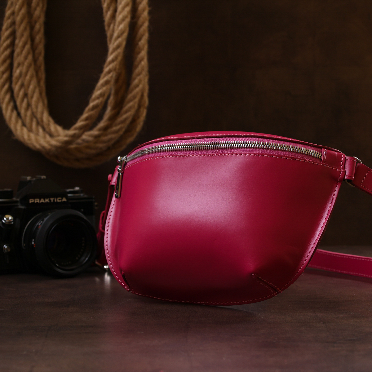 Модная женская бананка из натуральной кожи Shvigel Малиновый