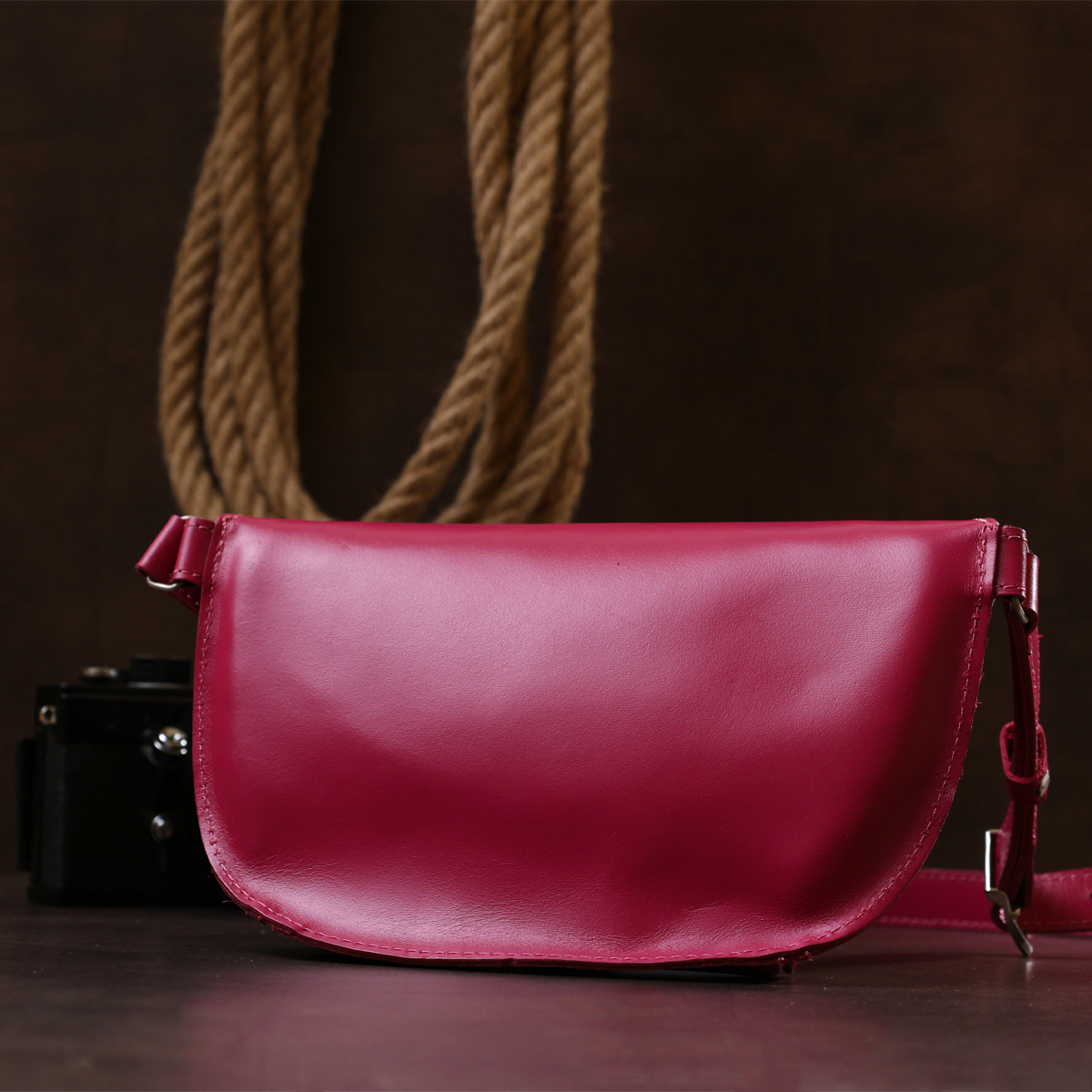 Модная женская бананка из натуральной кожи Shvigel Малиновый