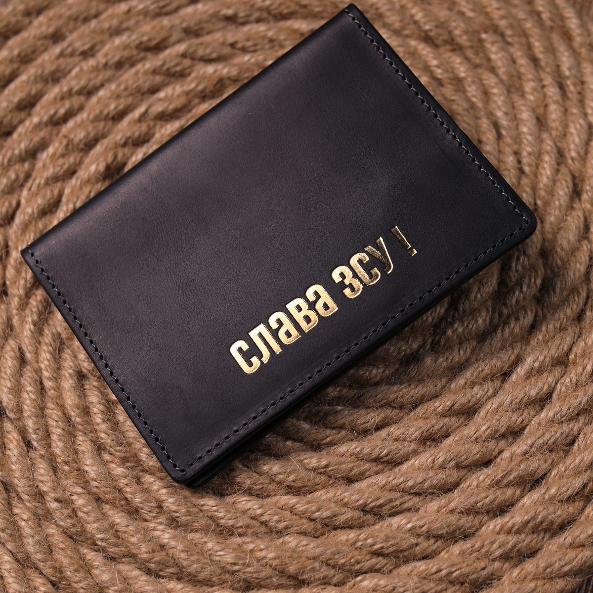 Надійна обкладинка на паспорт у вінтажній шкірі Слава ЗСУ GRANDE PELLE Чорна
