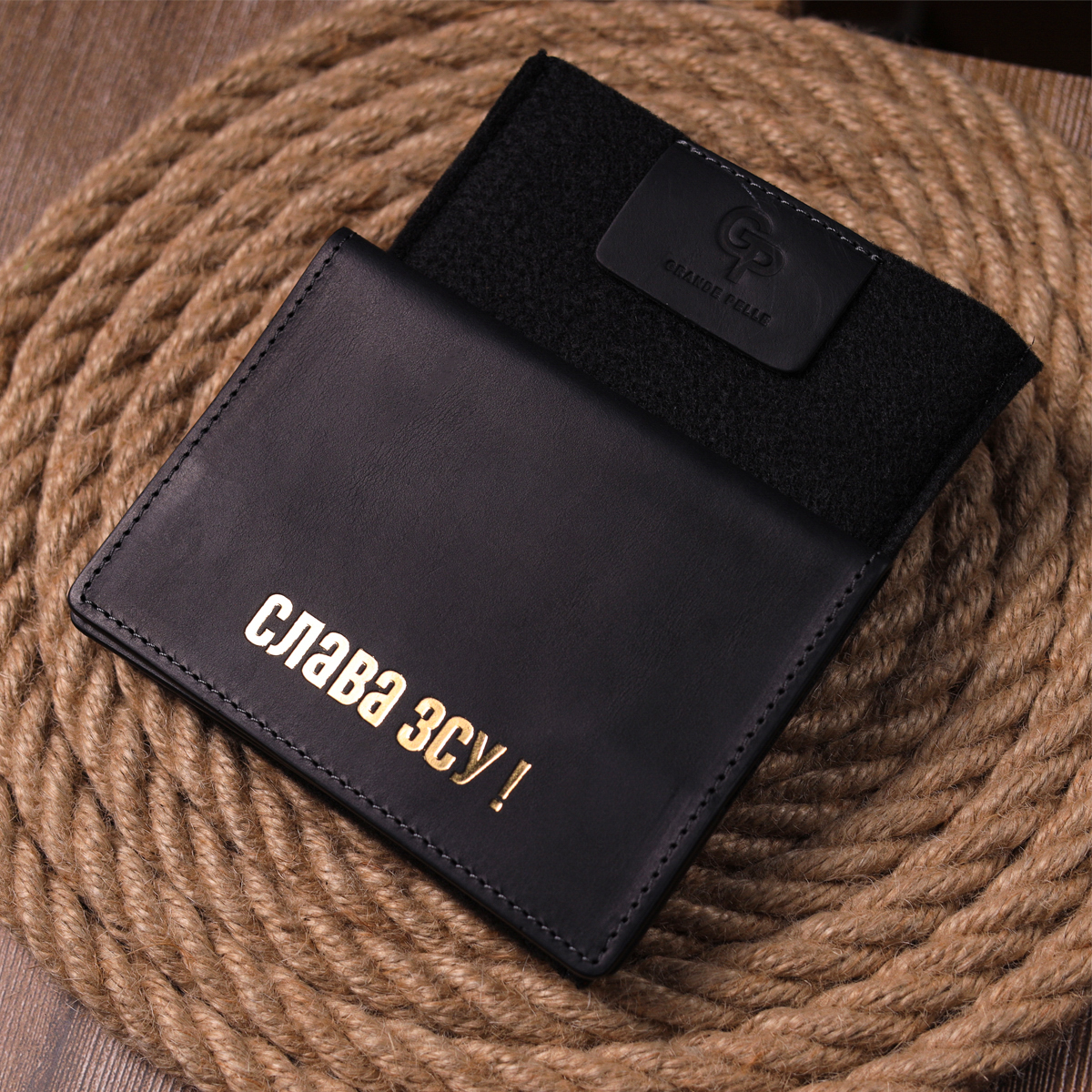 Надійна обкладинка на паспорт у вінтажній шкірі Слава ЗСУ GRANDE PELLE Чорна