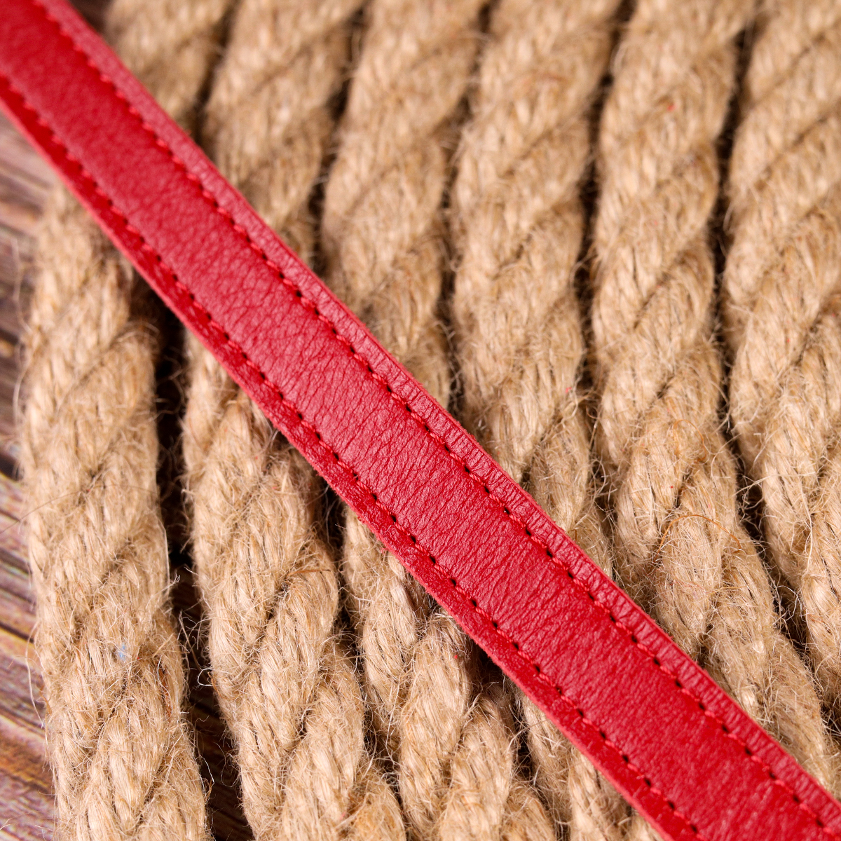 Вузький жіночий ремінь із натуральної шкіри Grande Pelle Червоний