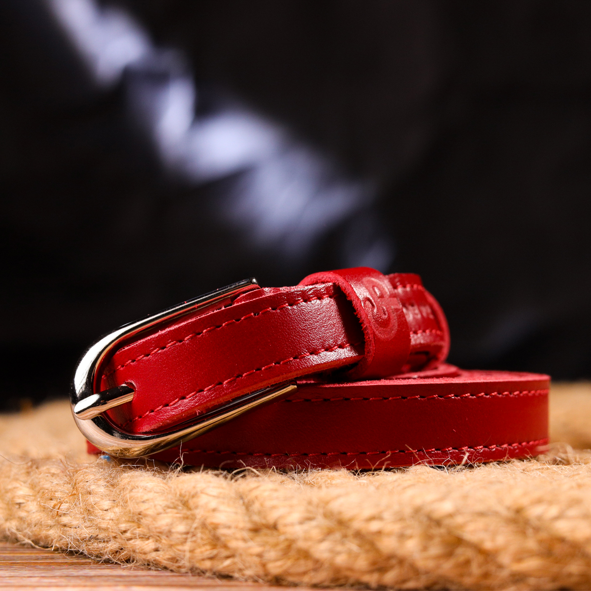 Вузький жіночий ремінь із натуральної шкіри Grande Pelle Червоний