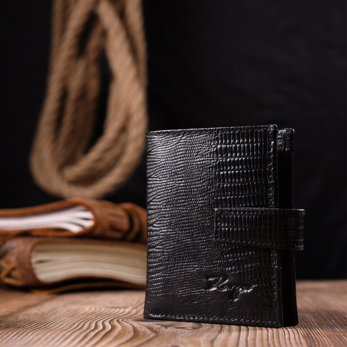 Практичный вертикальный небольшой мужской кошелек из фактурной кожи KARYA Черный