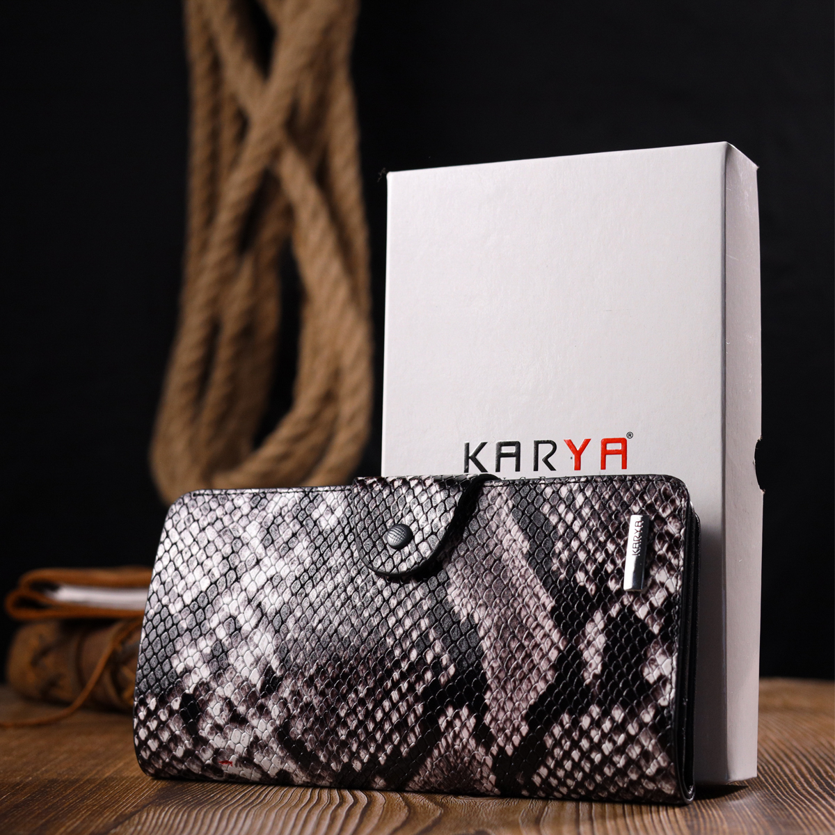 Многофункциональное женское портмоне из натуральной фактурной кожи под змею KARYA Черный