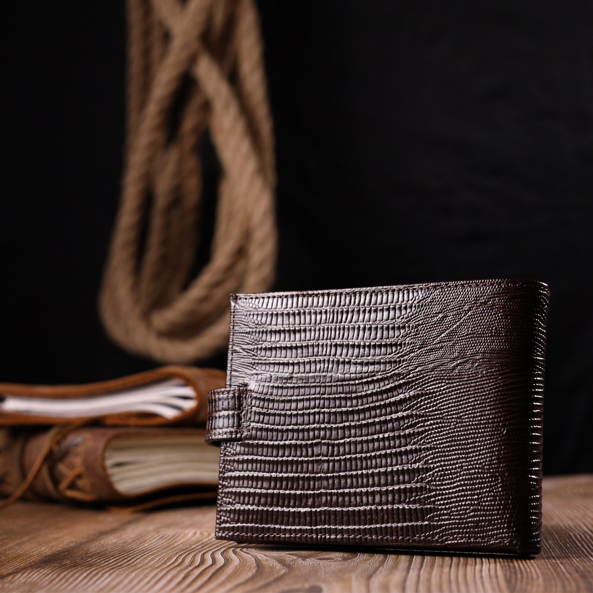 Лакированное мужское портмоне с хлястиком из натуральной фактурной кожи KARYA Коричневый