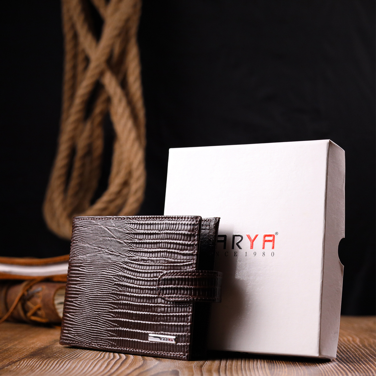 Лакированное мужское портмоне с хлястиком из натуральной фактурной кожи KARYA Коричневый