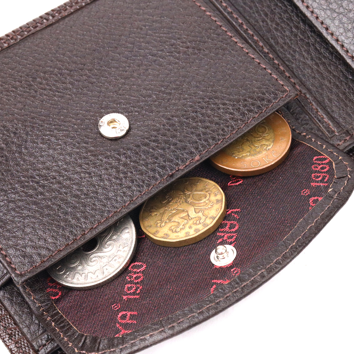 Лакированное мужское портмоне с хлястиком из натуральной фактурной кожи KARYA Коричневый