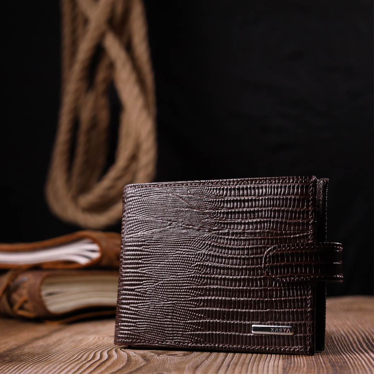 Лакированное мужское портмоне с хлястиком из натуральной фактурной кожи KARYA Коричневый