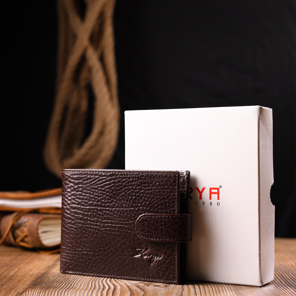 Практичний чоловічий портмоне з хлястиком з натуральної шкіри KARYA Коричневий