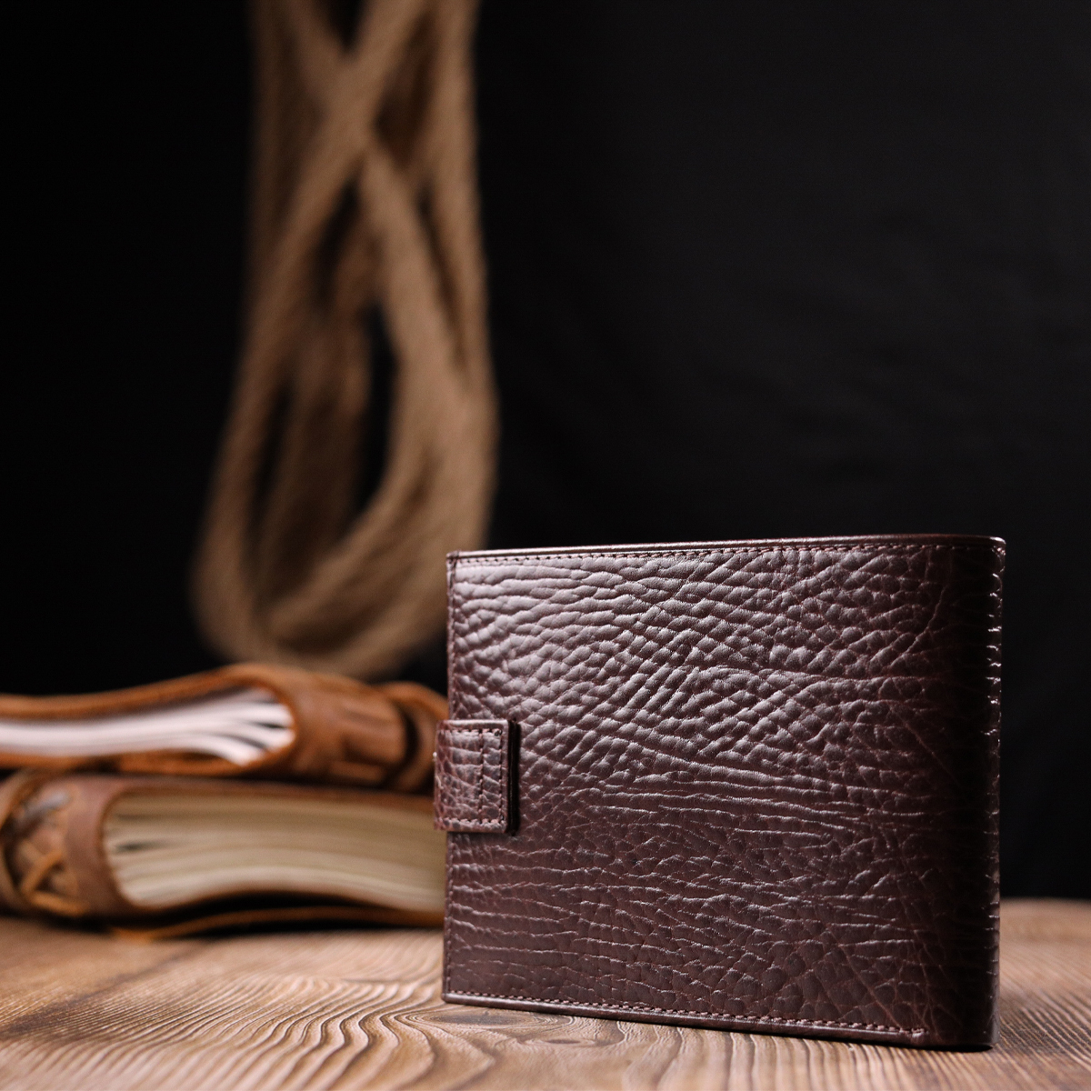 Практичний чоловічий портмоне з хлястиком з натуральної шкіри KARYA Коричневий