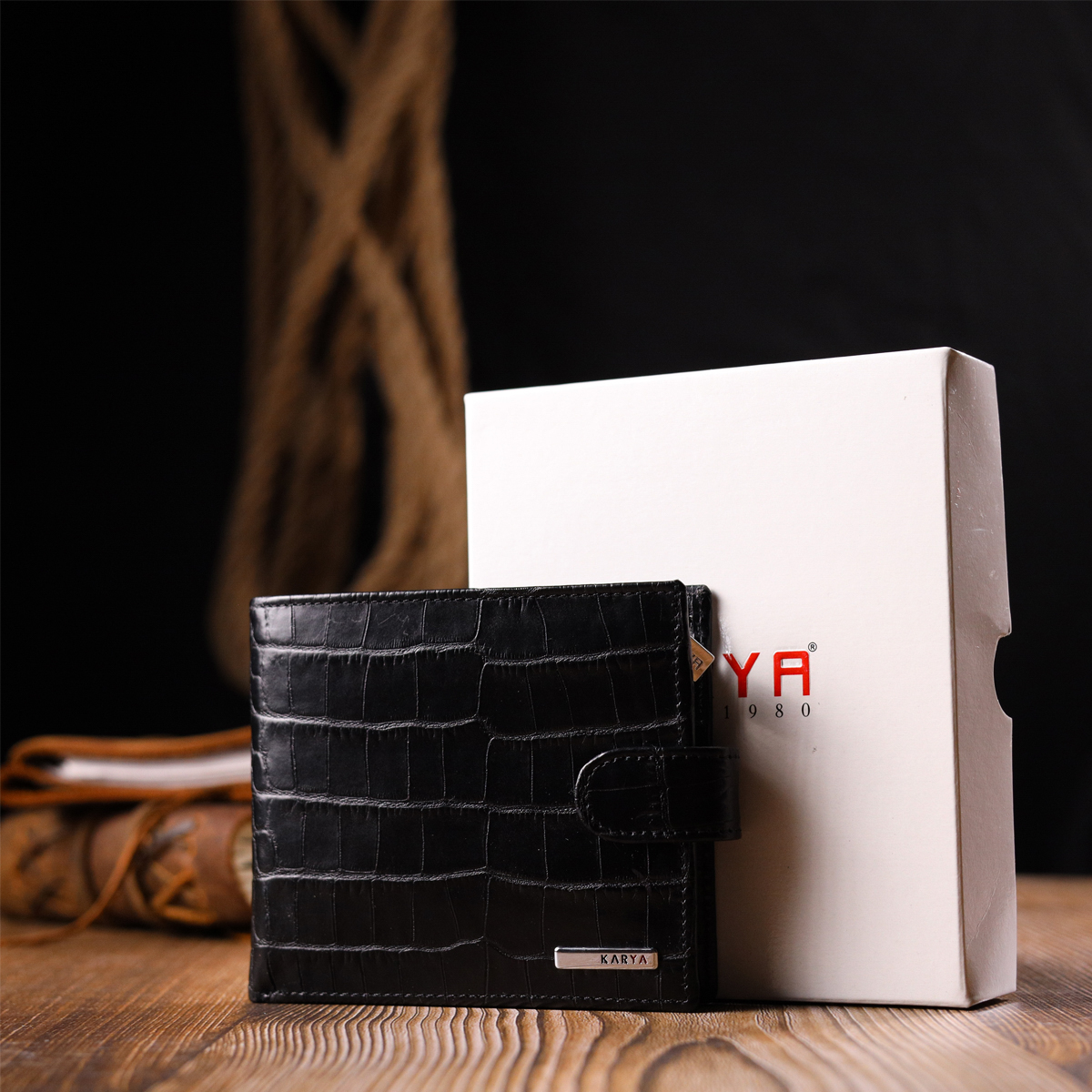 Горизонтальное узкое портмоне с хлястиком из натуральной фактурной кожи под крокодила KARYA Черный