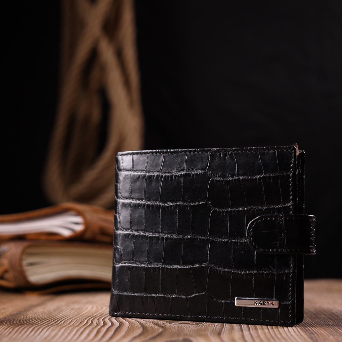 Горизонтальное узкое портмоне с хлястиком из натуральной фактурной кожи под крокодила KARYA Черный