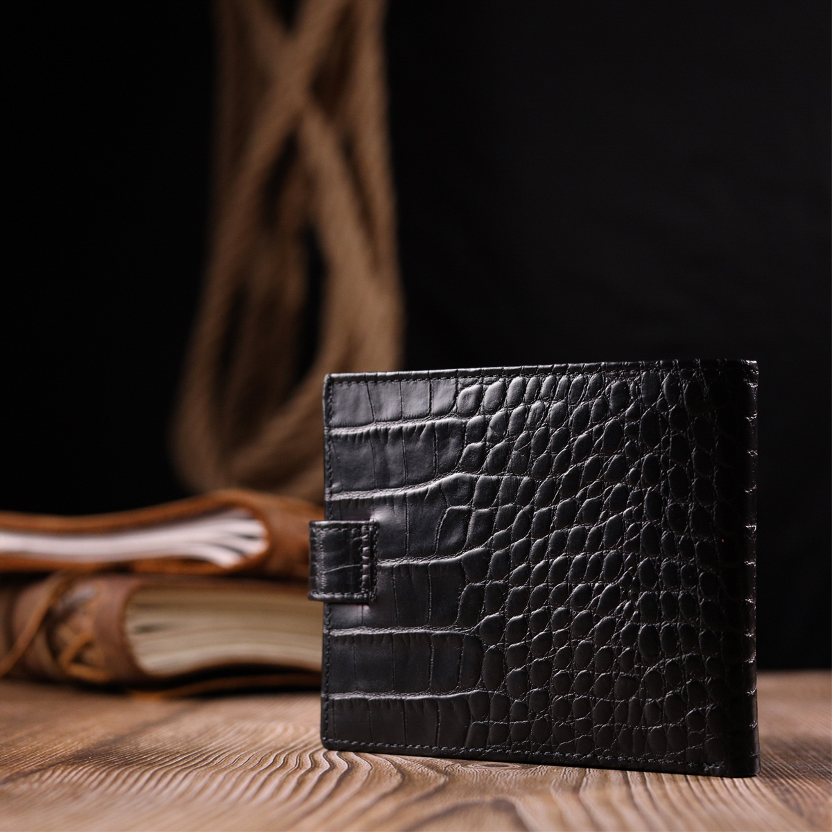 Горизонтальное узкое портмоне с хлястиком из натуральной фактурной кожи под крокодила KARYA Черный