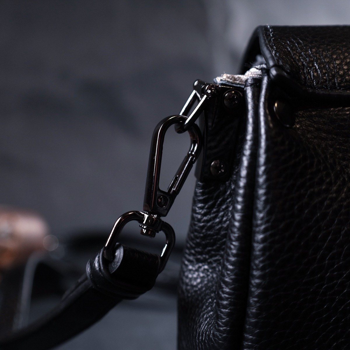 Жіноча шкіряна сумка із трикутним клапаном Vintage Чорна