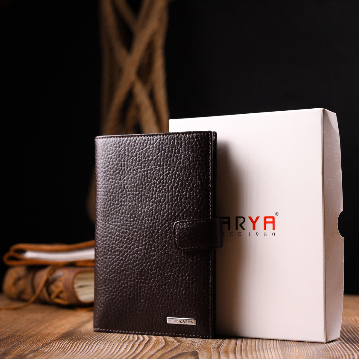 Вертикальное мужское портмоне с хлястиком из натуральной кожи KARYA Коричневый
