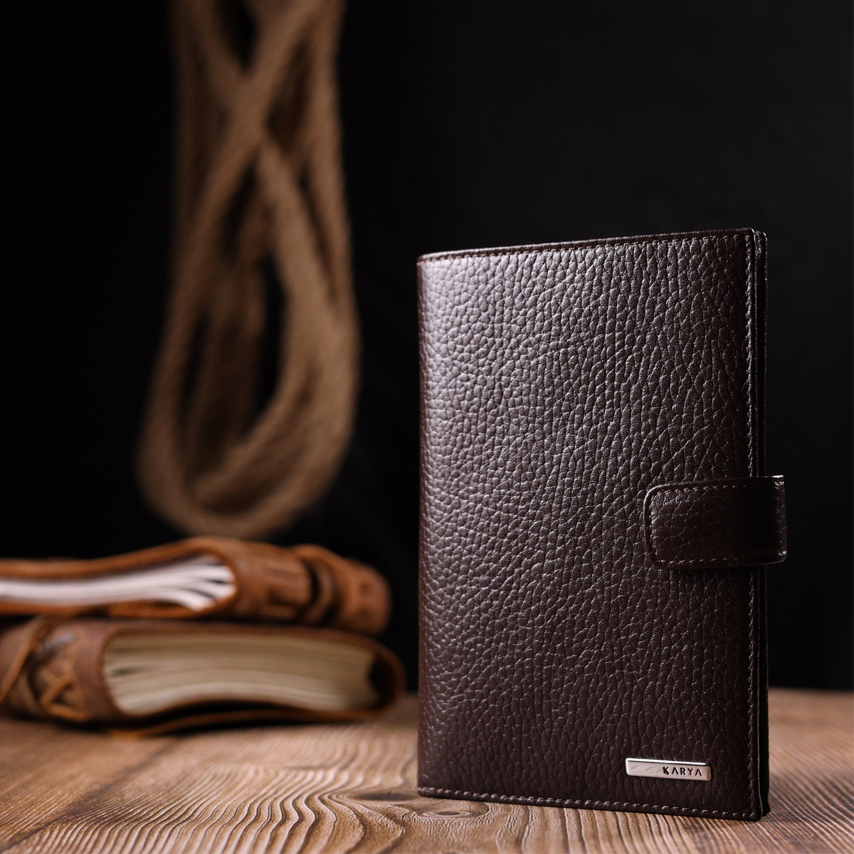 Вертикальное мужское портмоне с хлястиком из натуральной кожи KARYA Коричневый