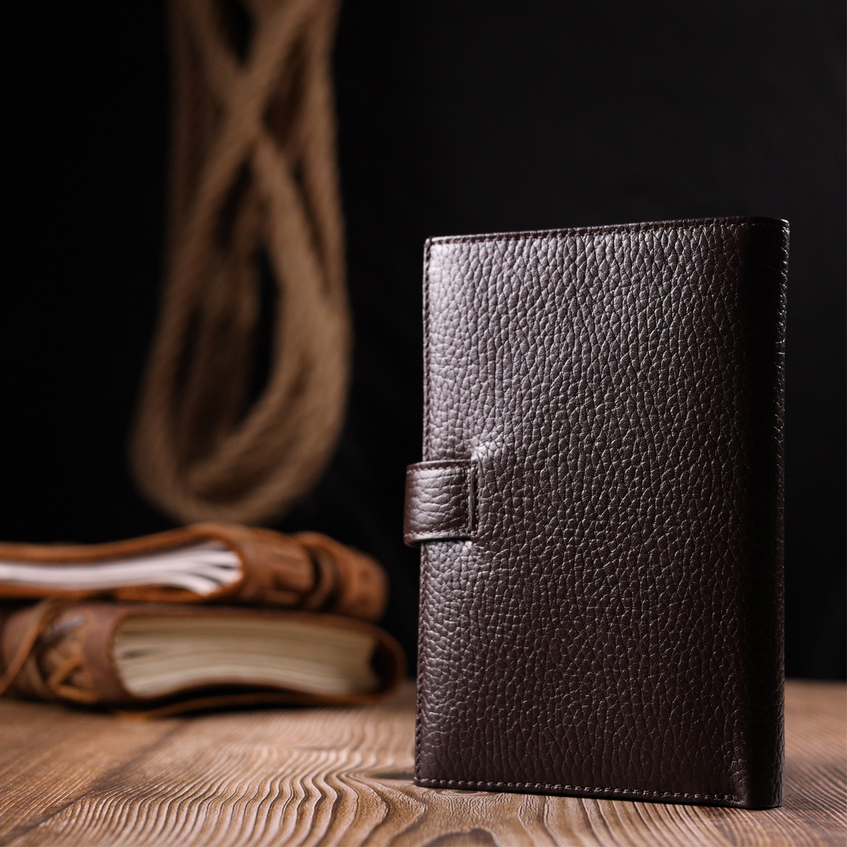 Вертикальное мужское портмоне с хлястиком из натуральной кожи KARYA Коричневый