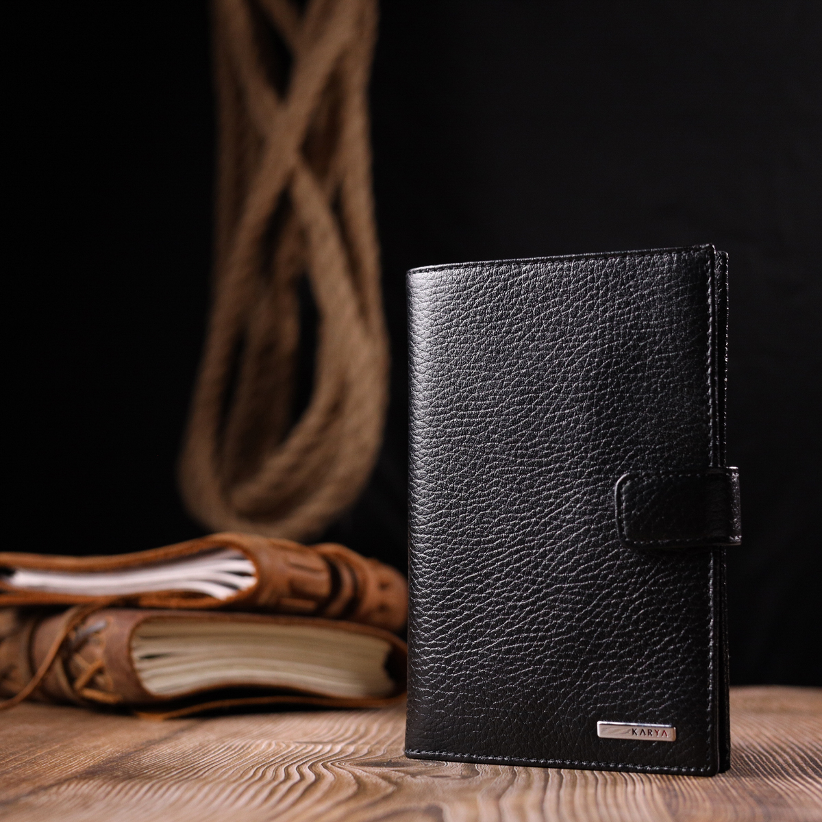 Вертикальний чоловічий портмоне з хлястиком з натуральної шкіри KARYA Чорний