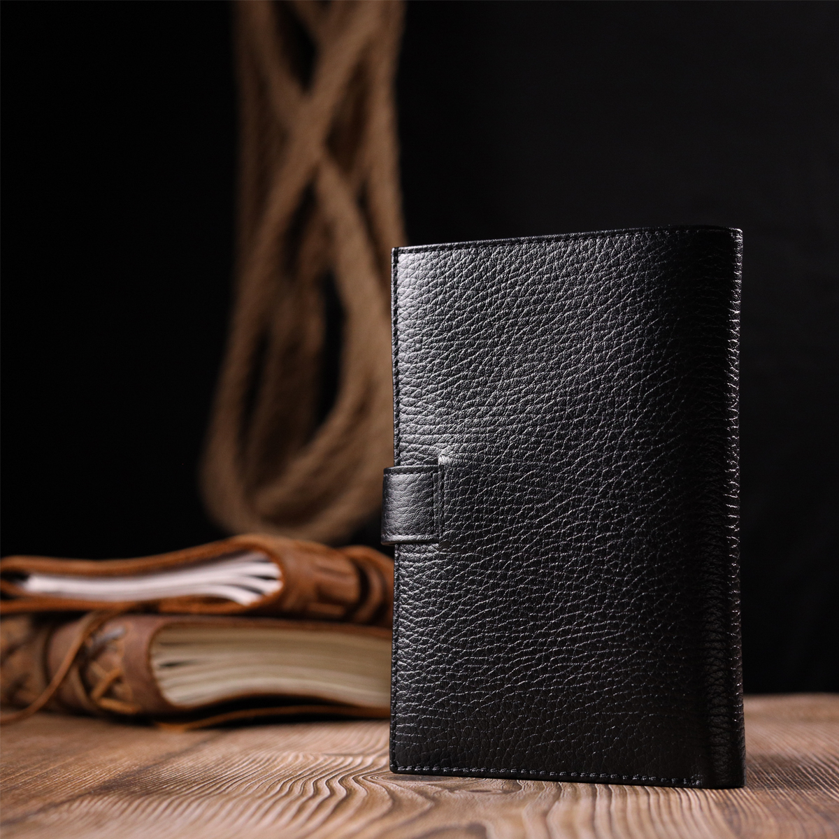 Вертикальний чоловічий портмоне з хлястиком з натуральної шкіри KARYA Чорний