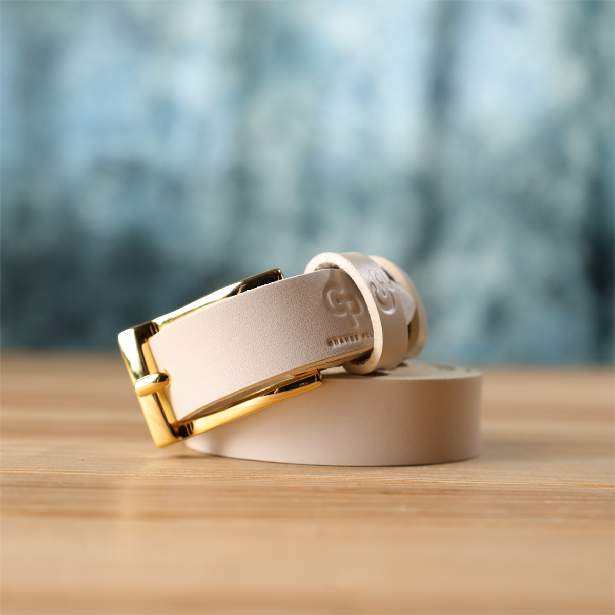 Красивий тонкий шкіряний ремінь для жінок GRANDE PELLE Молочний