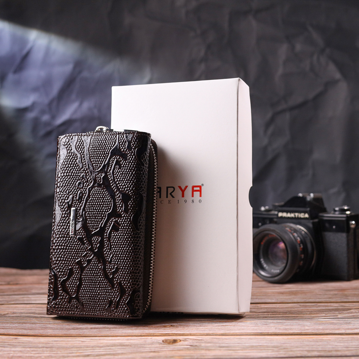 Вместительное женское портмоне из лакированной фактурной кожи KARYA Коричневый