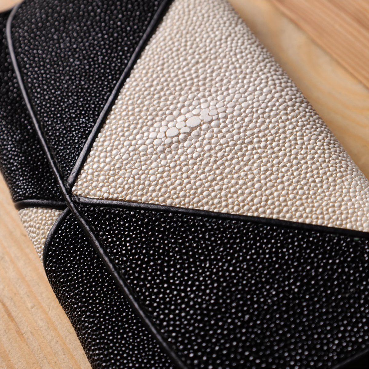Гаманець жіночий STINGRAY LEATHER з натуральної шкіри морського ската Чорний
