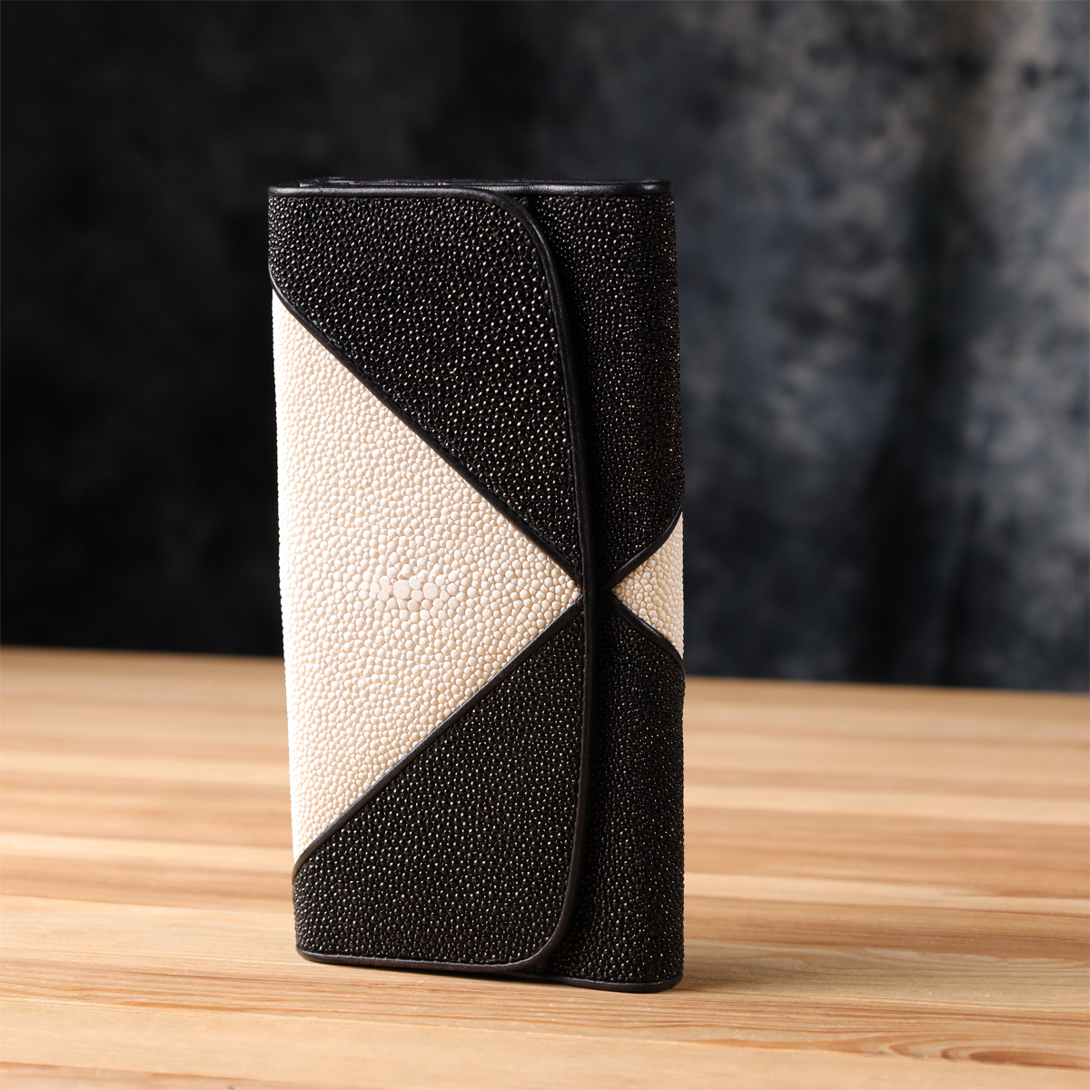 Гаманець жіночий STINGRAY LEATHER з натуральної шкіри морського ската Чорний