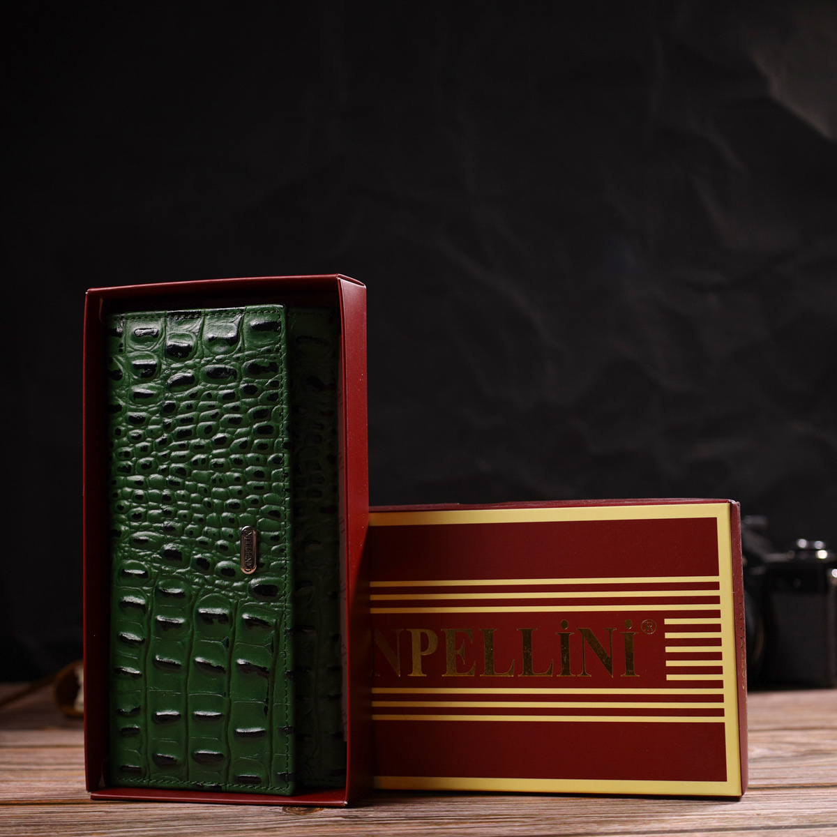 Оригінальний гаманець для жінок з натуральної фактурної шкіри з тисненням під крокодила CANPELLINI Зелений