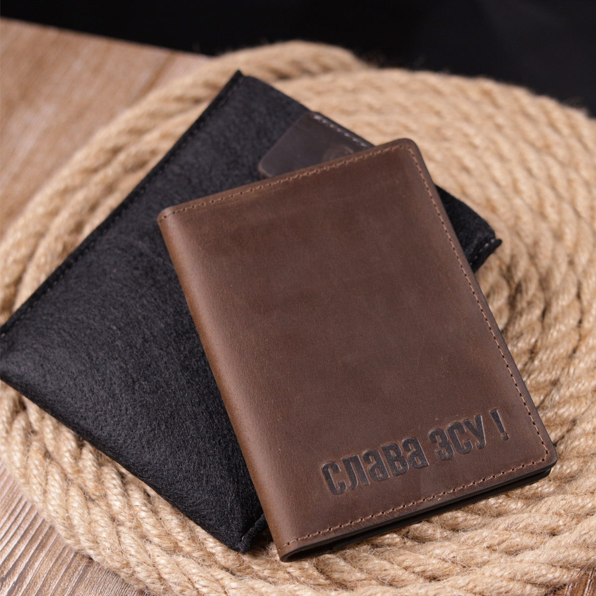 Добротна обкладинка на військовий квиток із вінтажної шкіри Слава ЗСУ GRANDE PELLE Коричнева
