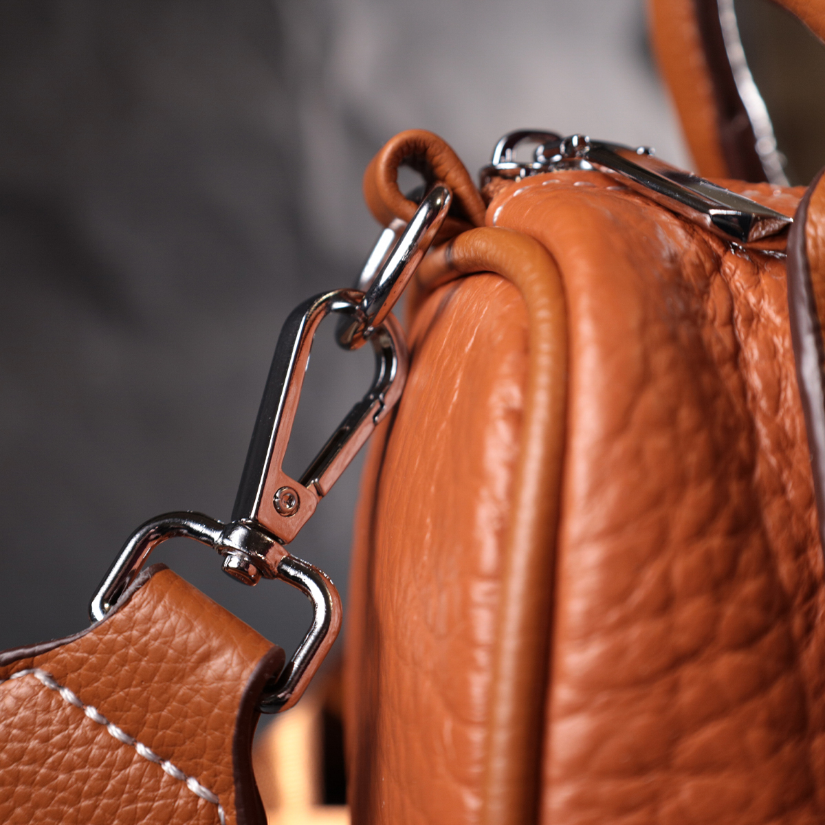 Жіноча сумка з металевими акцентами на ручках з натуральної шкіри Vintage Коричнева