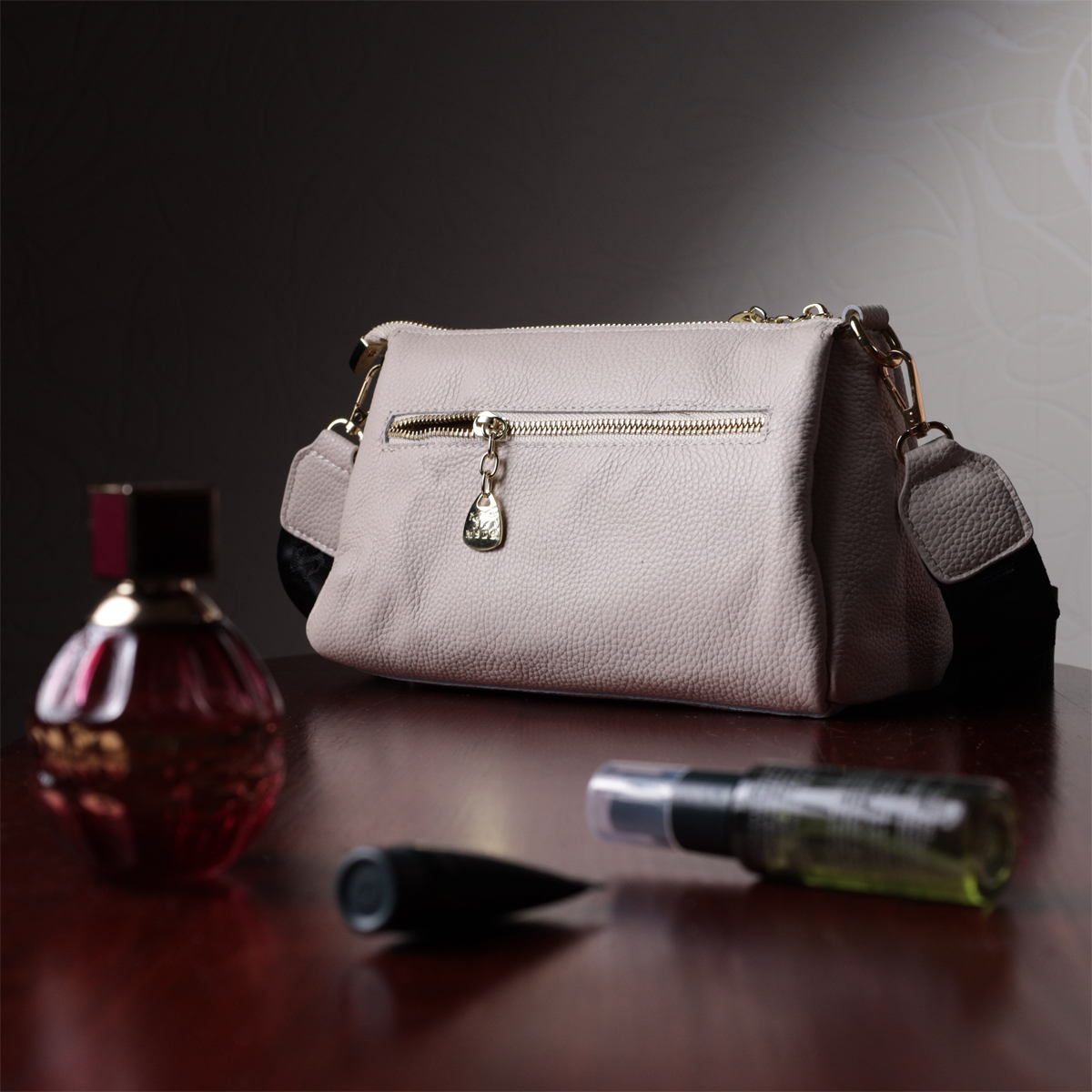 Сумка женская с металлическим украшением посередине из натуральной кожи Vintage Белая