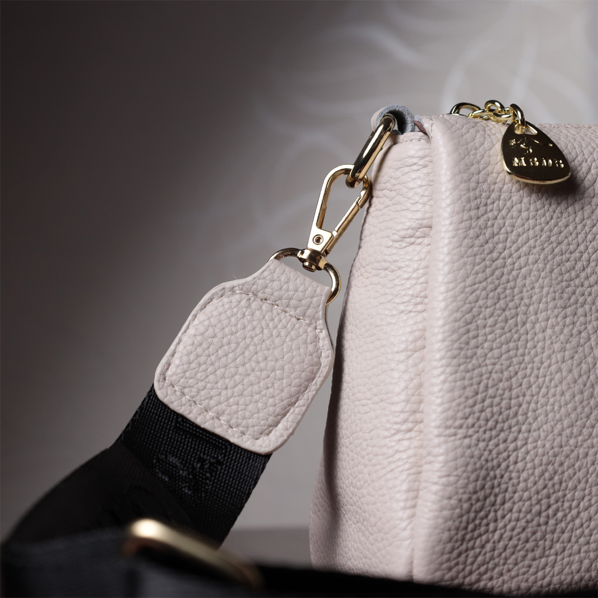 Сумка женская с металлическим украшением посередине из натуральной кожи Vintage Белая