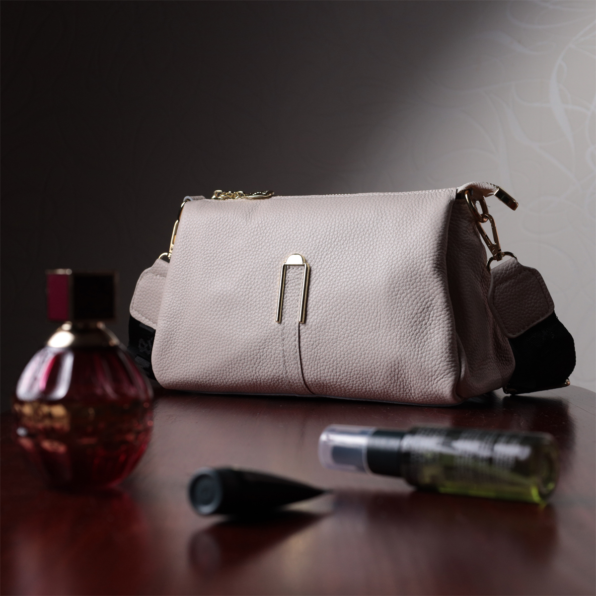 Сумка женская с металлическим украшением посередине из натуральной кожи Vintage Белая